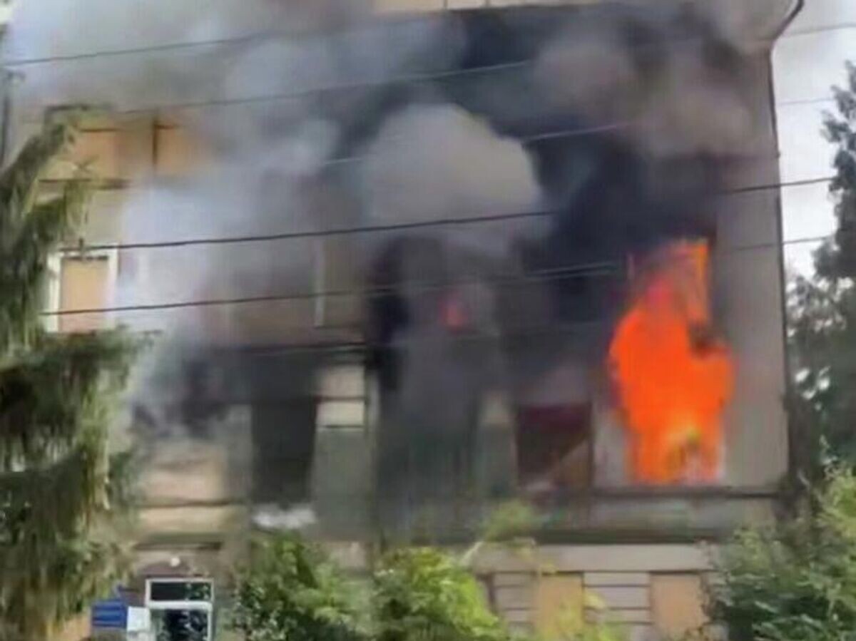     Здание ТЦК горит в Харькове. Кадр видео из соцсетей