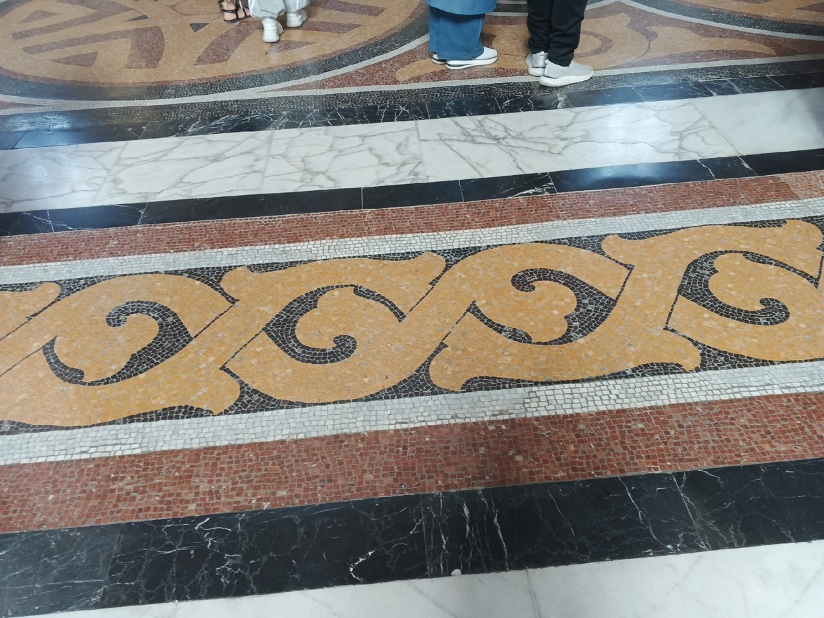 Мозаика и мрамор. Фото Галины Малышевой.