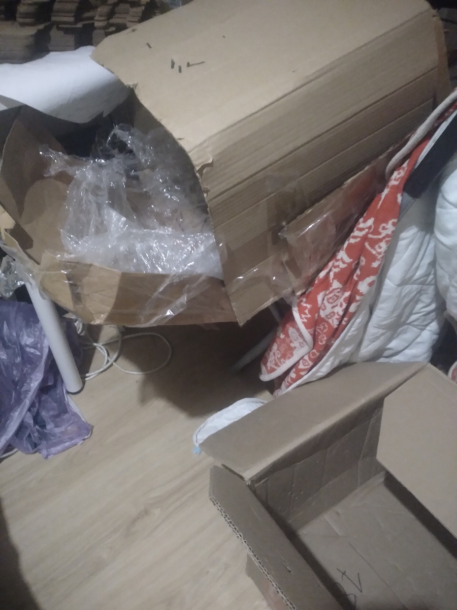 Андрей делает поставку, вся спальня в коробках 