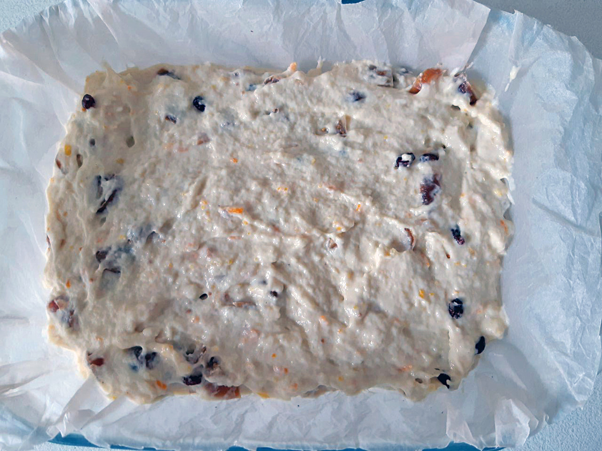 Тесто в форме с намоченной и слегка отжатой бумагой