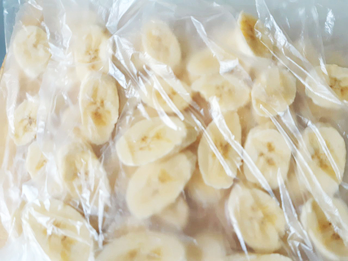 4 банана уместились в двух пакетах