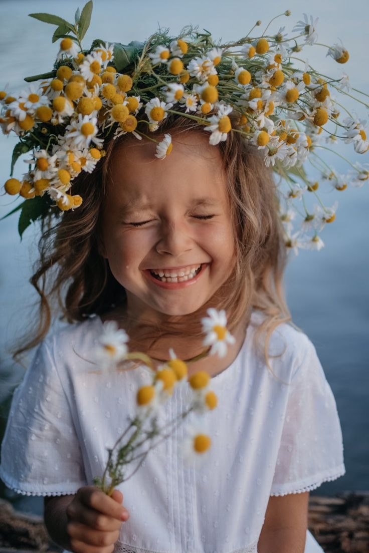 Плетение венка это простой, естественный способ увлечь ребенка, познакомить с живым миром и тут же подарить ему навык и уверенность. 