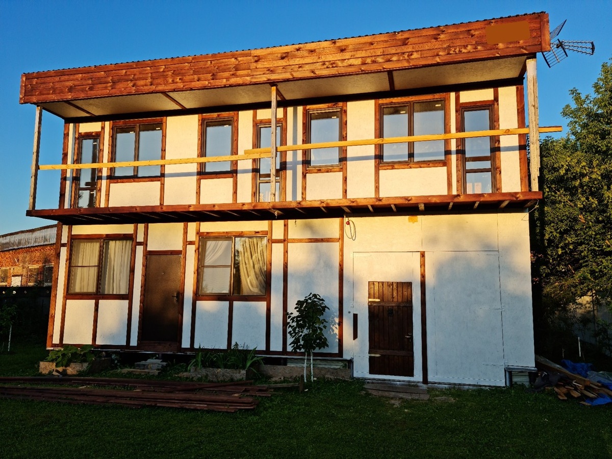 Фасад выкрашен, делаем балкон