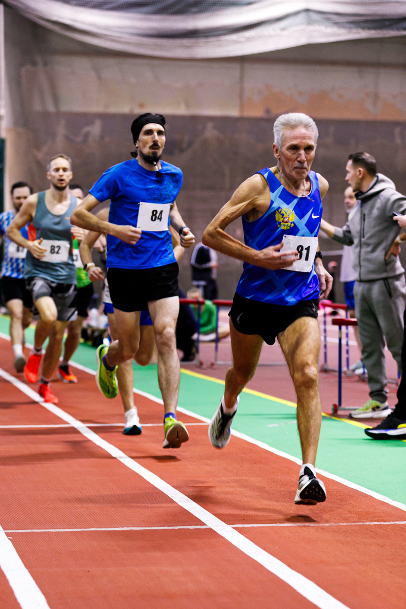 Зимой тренировался в манеже. Догоняя легенду питерского бега — Л. М. Тихонова.