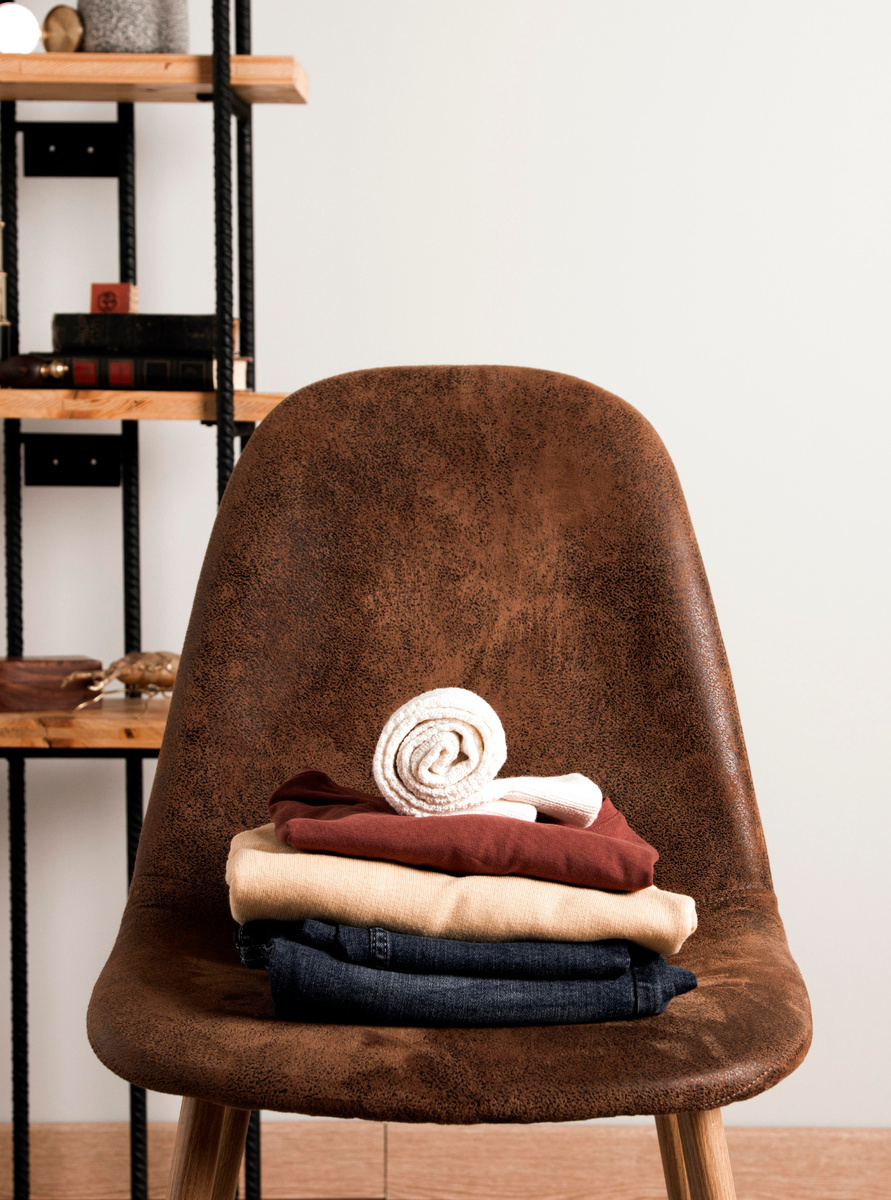 Стул с вещами 