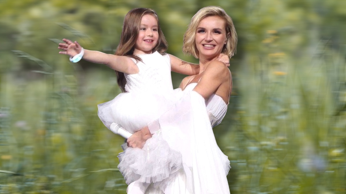 На фото: Полина Гагарина с дочерью Мией