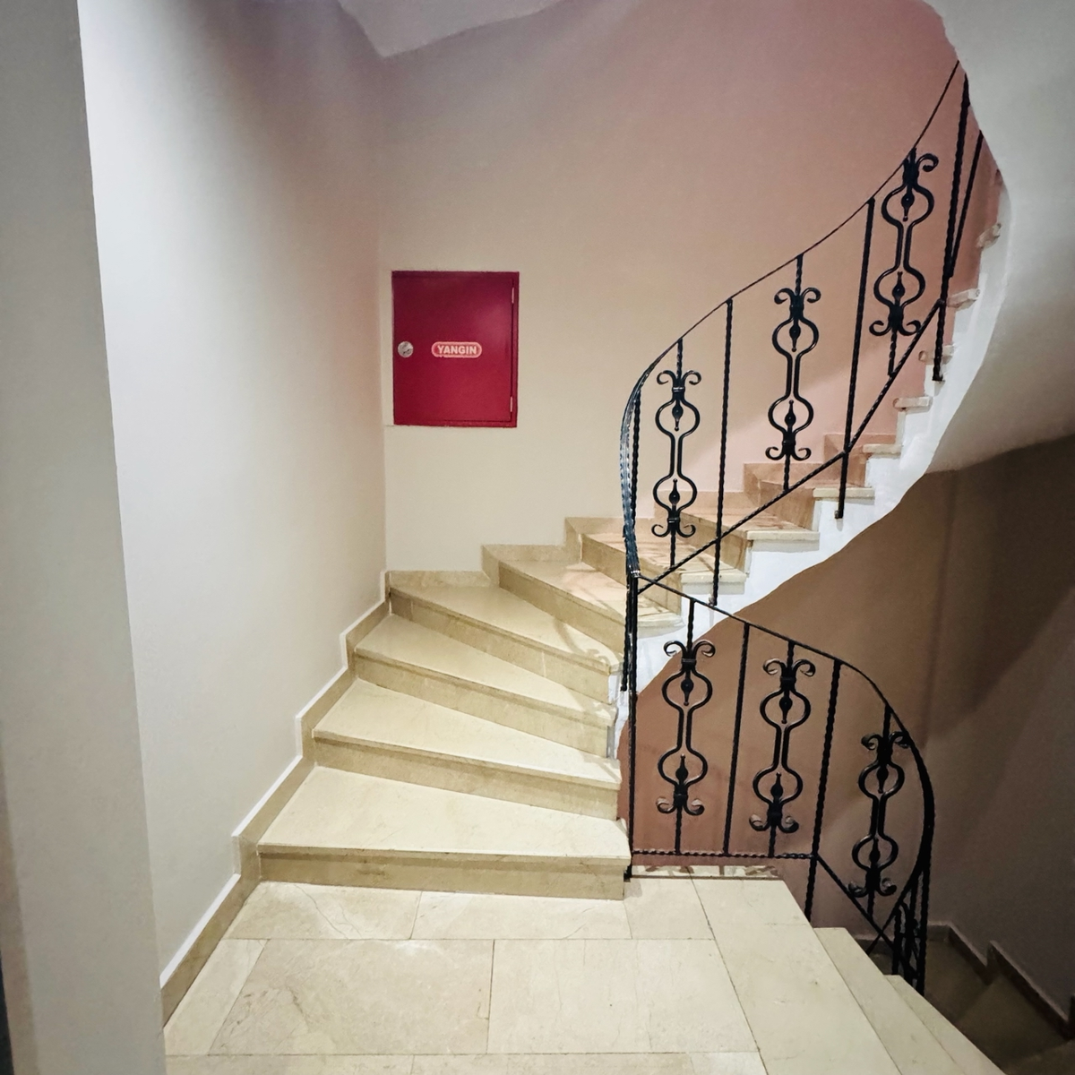 Лестница на верхние этажи, лифта нет