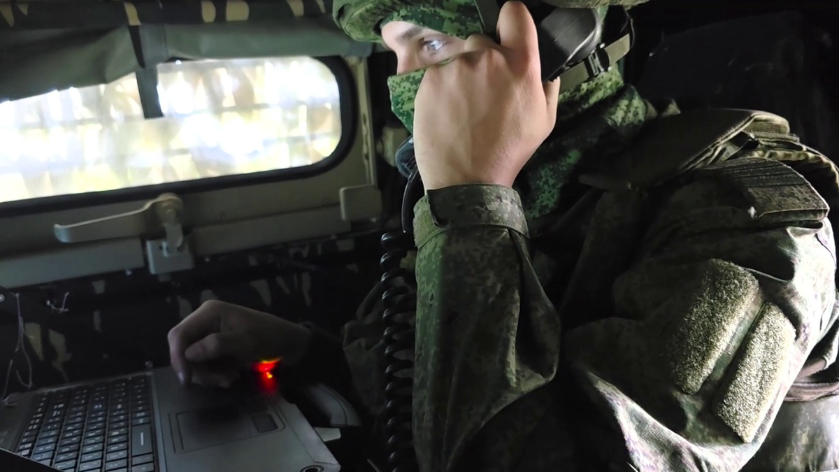    Военный связист группировки «Запад» выполняет задачи в зоне СВО / Фото: Марат Чернышов