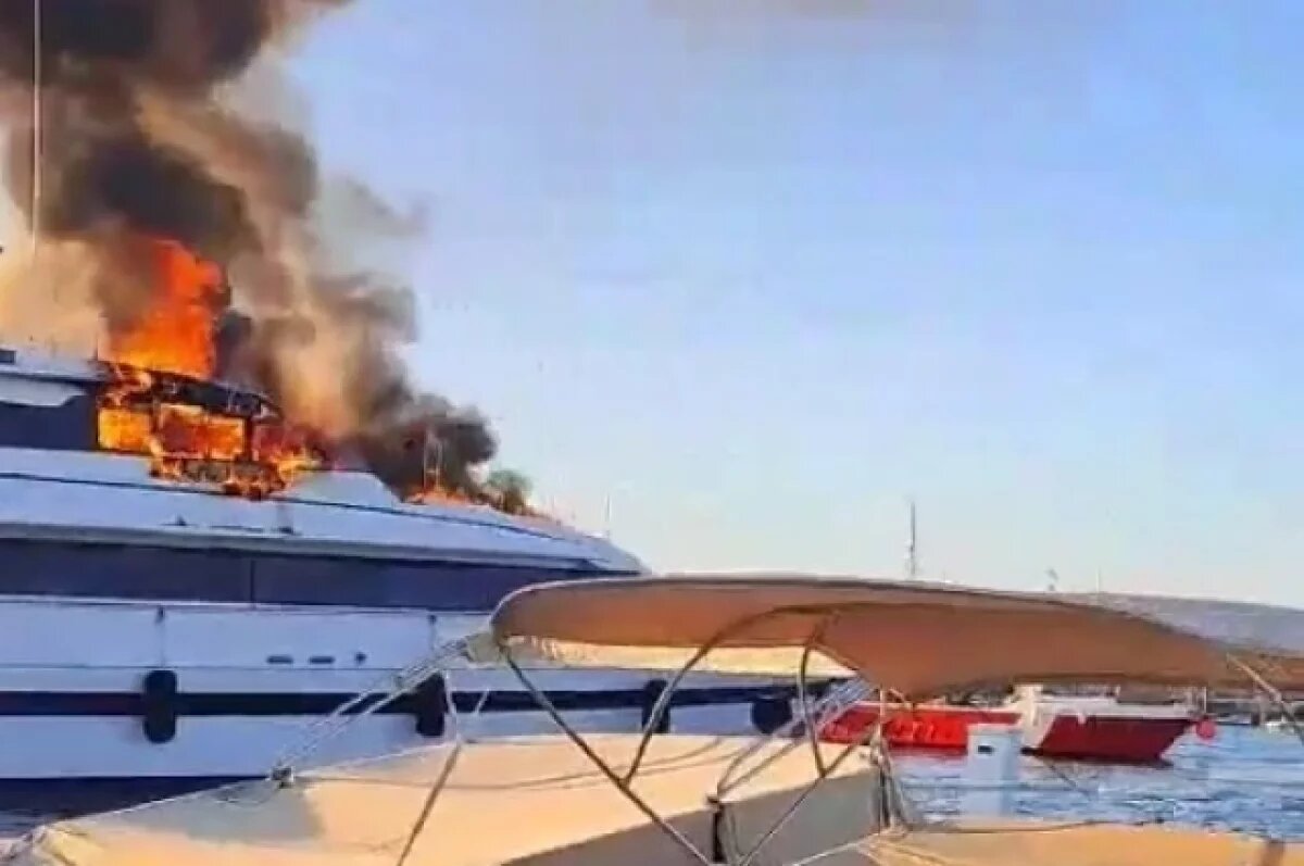    В порту Сен-Тропе на Лазурном берегу загорелась суперяхта Sea Lady II