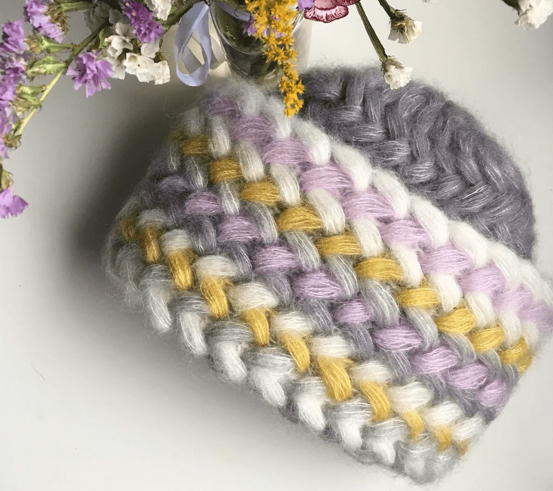 Шапка крючком узором колоски пышными столбиками связанная из меланжевой пряжи выглядит особенно интересно