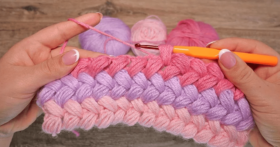 Можно чередовать нити разных оттенков каждые 2 ряда, тогда косички получатся разноцветными