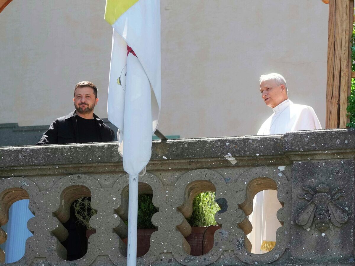    Папа Римский Лев XIV и Владимир Зеленский во время встречи© AP Photo / Gregorio Borgia