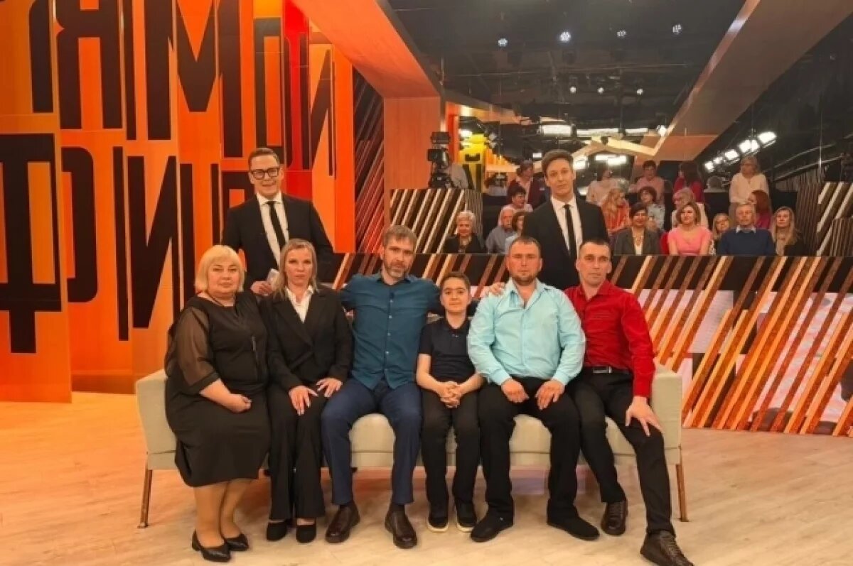    Справа налево: Алексей Киселёв, Иван Мурашов, Денис Некрытов с сыном и Анастасия Вологжина.