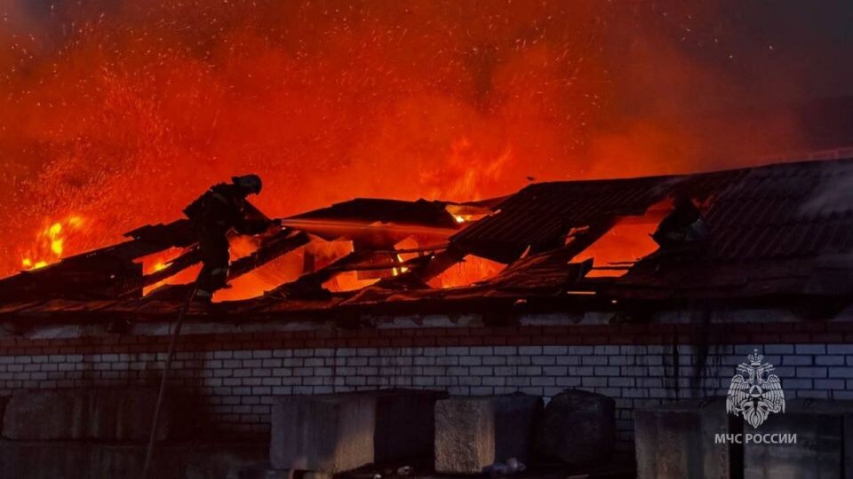    Пожар по улице Промышленная в Барнауле . Источник: ГУ МЧС по Алтайскому краю