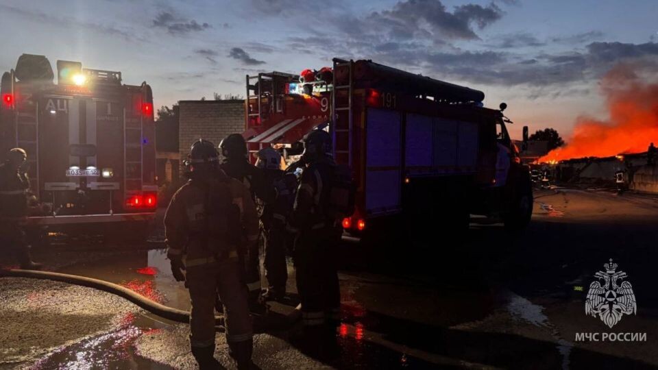    Пожар по улице Промышленная в Барнауле . Источник: ГУ МЧС по Алтайскому краю
