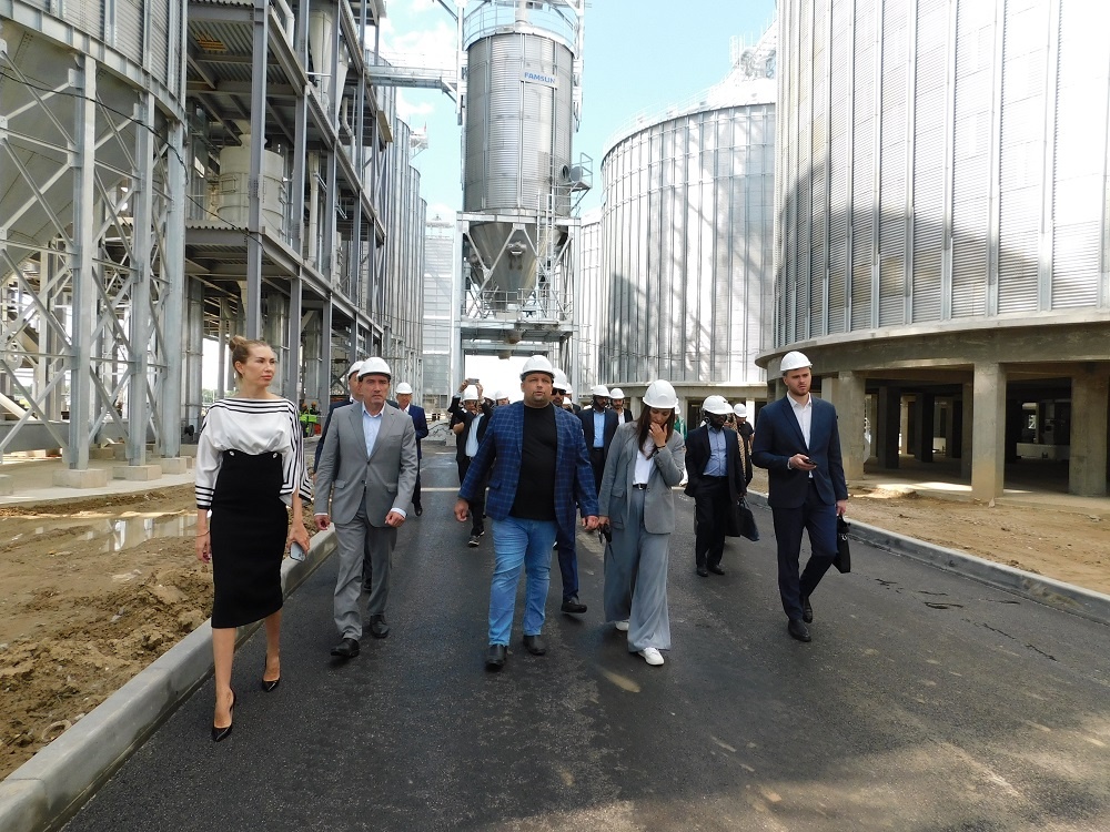    На экскурсии на площадке производственного комплекса по переработке масличных культур. Фото Анны Зубаревой