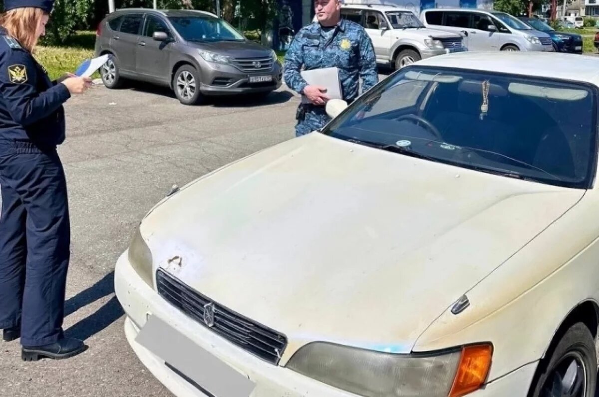    Жительница Камчатки спрятала свое авто от приставов под их же окнами