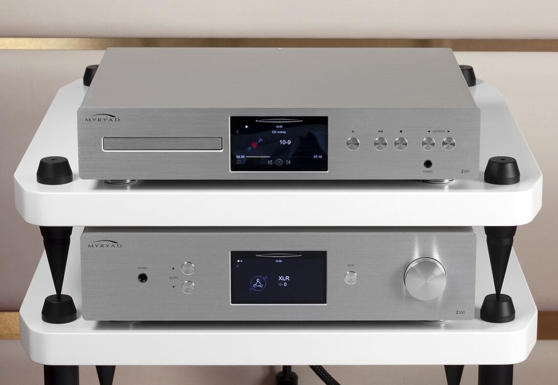 Вблизи дисплей не кажется маленьким, но уже с пары метров разглядеть что там написано - проблематично.