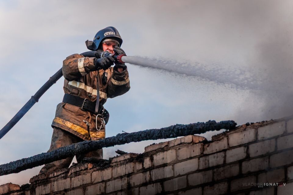    Ликвидация пожара на ул. Халманова в Барнауле. Источник: Владимир Игнатов/vk.com/pso_barnaul