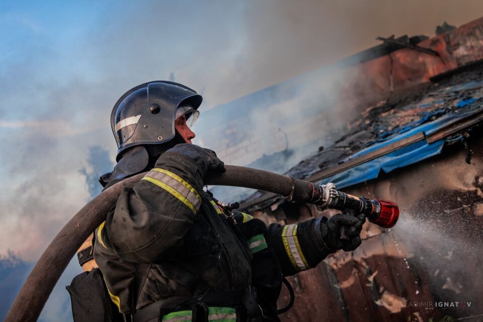    Ликвидация пожара на ул. Халманова в Барнауле. Источник: Владимир Игнатов/vk.com/pso_barnaul