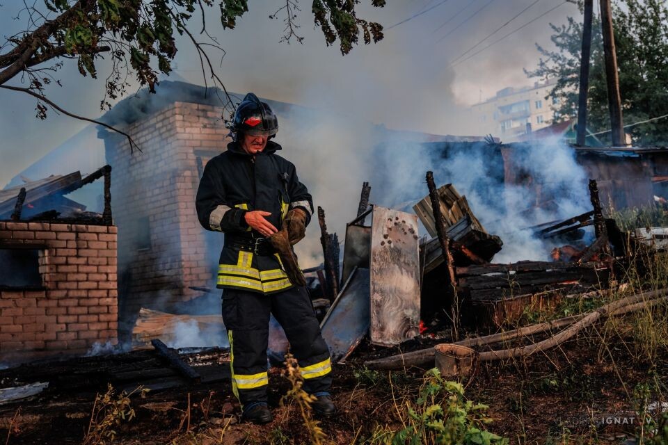   Ликвидация пожара на ул. Халманова в Барнауле. Источник: Владимир Игнатов/vk.com/pso_barnaul