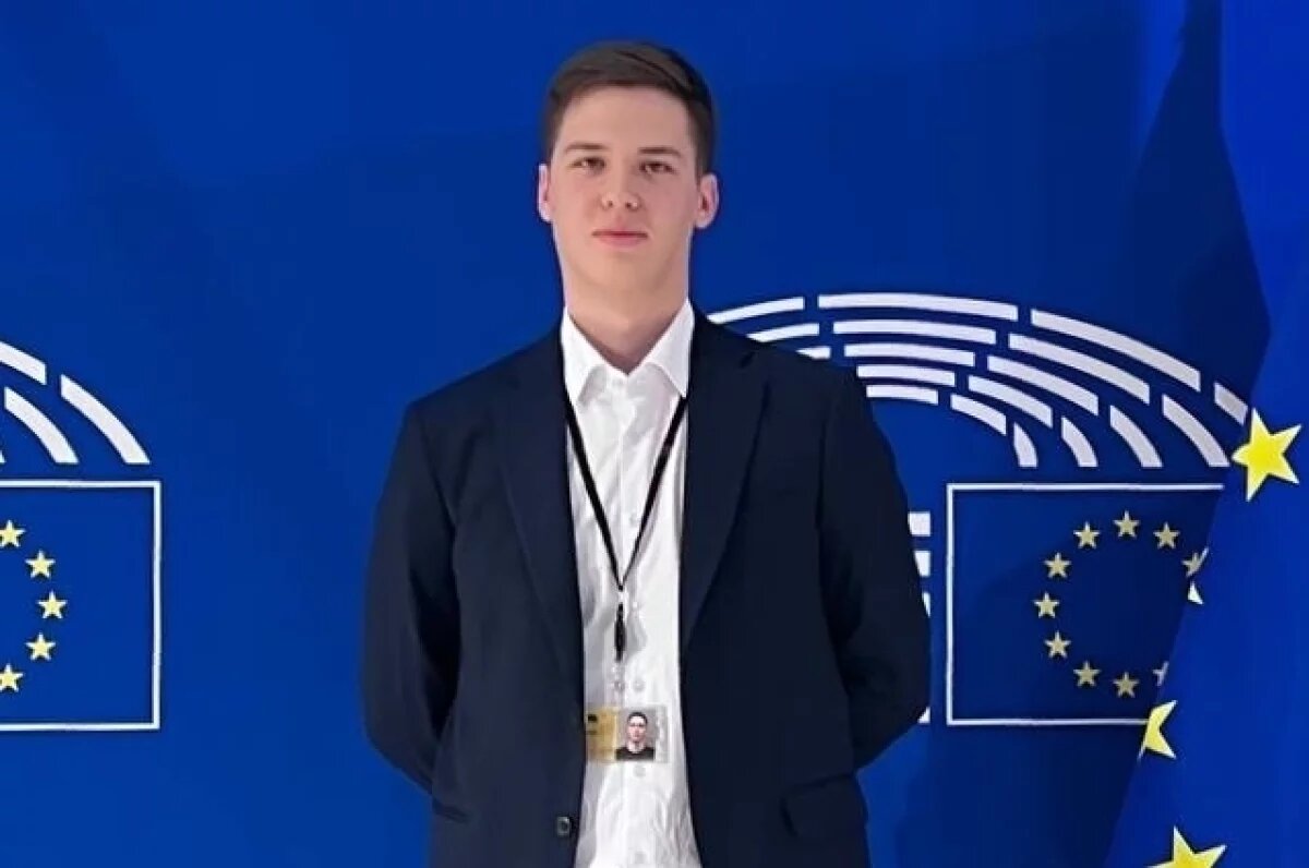    Лаченков утверждал, что интернет-магазин мерча приносит миллионы гривен.