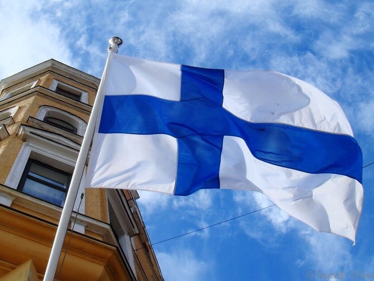    " Флаг Финляндии© Фото : Wikimedia Commons/(WT-en) Yangtsefly