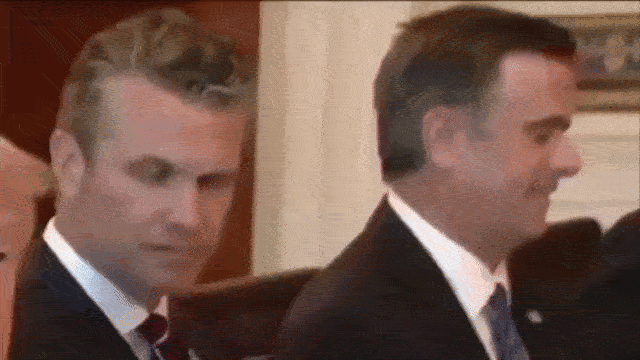    Глава Пентагона Пит Хегсет и глава ЦРУ Джон Рэтклифф очень по-разному отреагировали на заявление Трампа о возобновлении поставок оружия Украине. Источник: ТГ-канал "Коза кричала".