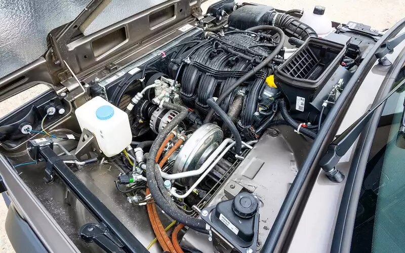    Российский внедорожник без запасного колеса? Шины, разумеется, обычные, не runflat. Водителю предлагается уповать на удачу и набор для ремонта шин. Впрочем, домкрат и баллонный ключ оставили.