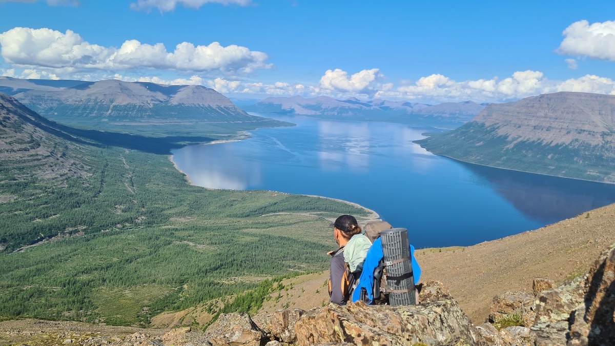     Плато – это возвышенная равнина, и плато Путорана представляет собой горный массив на северо-западе Красноярского края, который на западе и севере заканчивается крутыми уступами, а с юга и востока – пологими склонами. Площадь огромной территории – 250 тысяч кв. км, из которых примерно 18,8 тыс. занимает памятник Всемирного наследия ЮНЕСКО – Путоранский заповедник