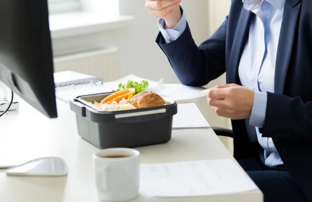    Компании имеют право вводить правила поведения в офисе, включая запрет на питье чая // Фото создано ИИ