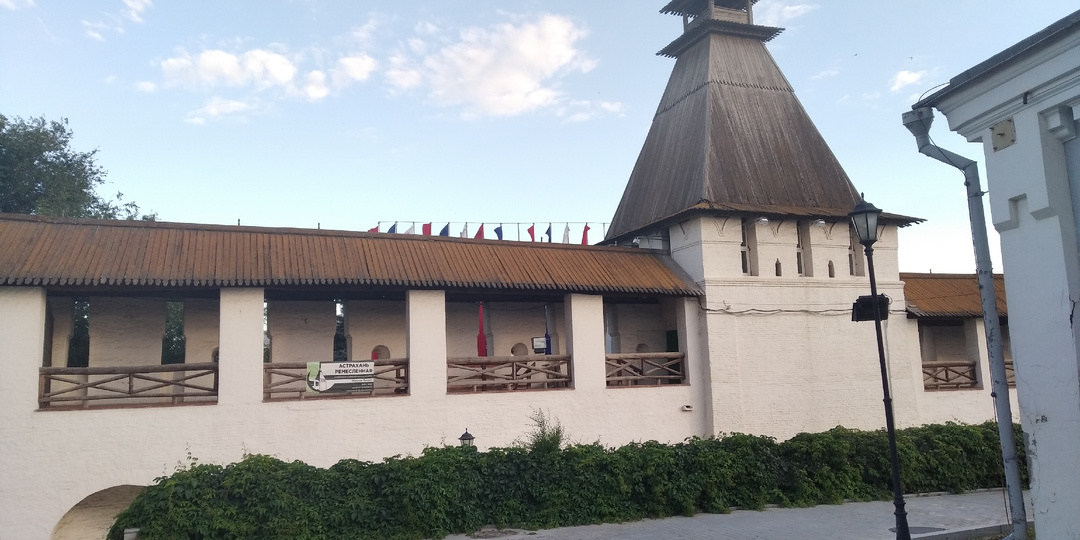 Астрахань - древний город в низовьях реки Волга, место, где пересекаются несколько азиатских культур.