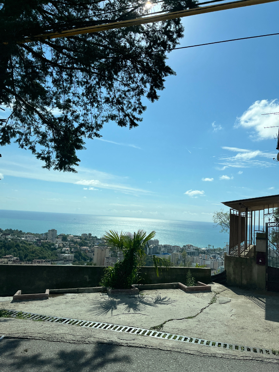 Вид на море по пути из дома до пляжа