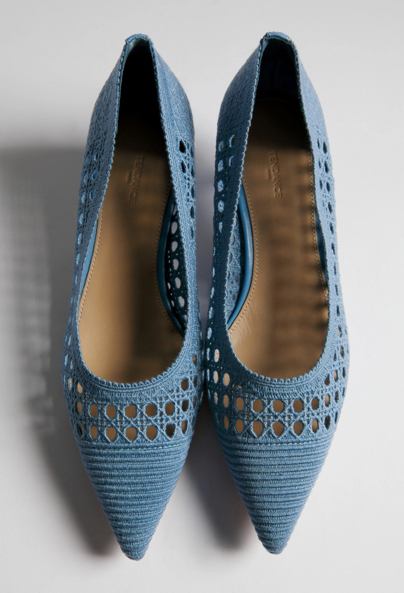 Голубые плетеные туфли