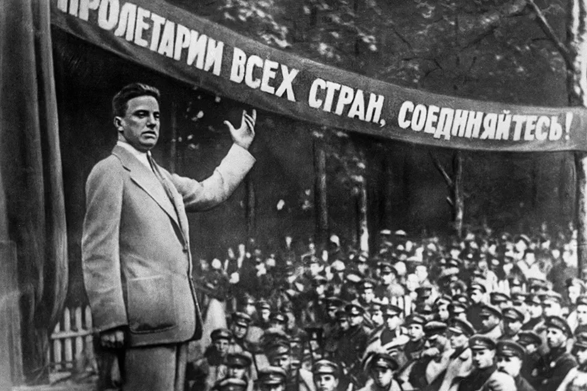 Владимир Маяковский читает свои стихи со сцены. 1930 год