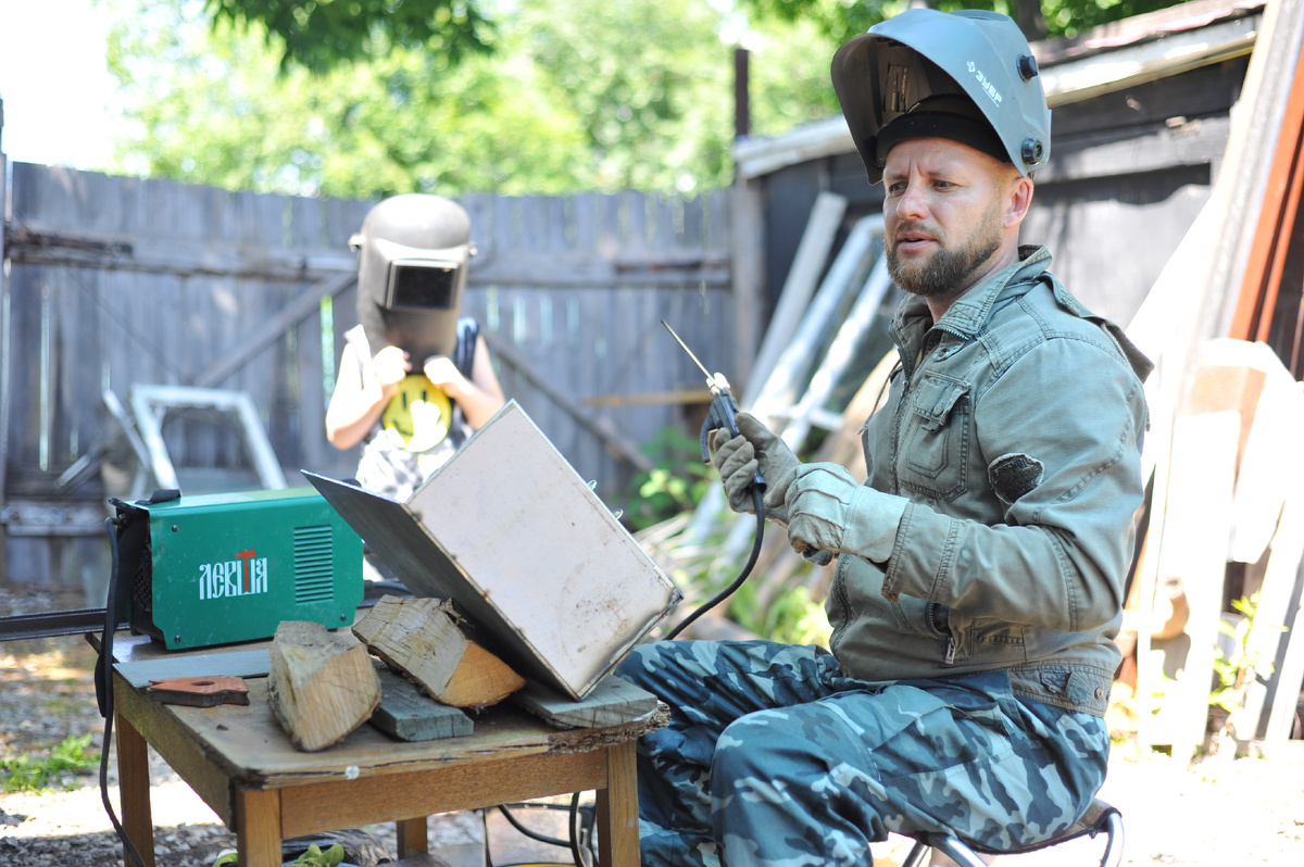 Сын впервые наблюдает, как папа варит металл
