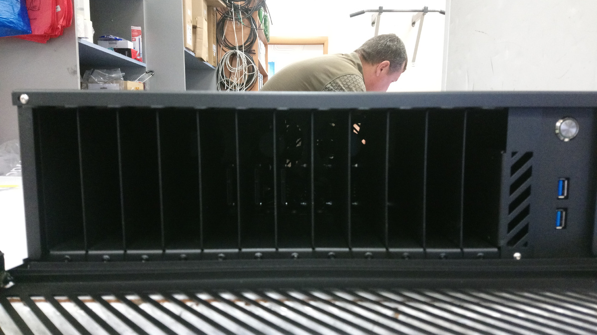 Места под накопители.