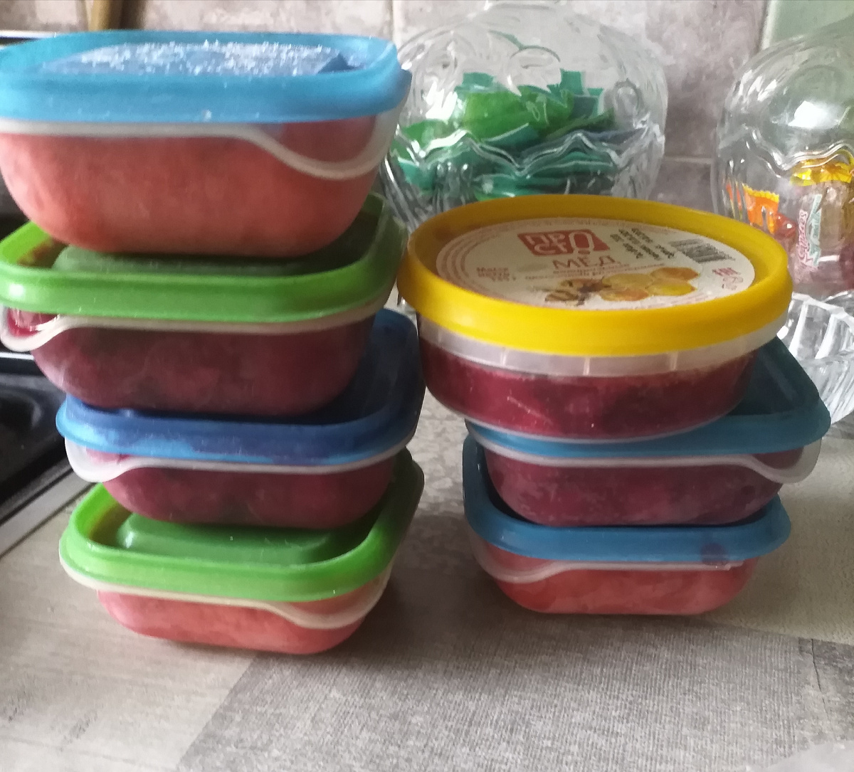 Контейнеры покупала ещё в 2006 году в ИКЕЕ, они тогда стоили 149 руб. 17 предметов. Других размеров давно уже выброшены, а эти используются только раз в году для заморозки. Удобно. Выкладываю варенье в вазочку и за два - три дня съедается. Ягоды же свежие дольше не простоят даже в холодильнике. 