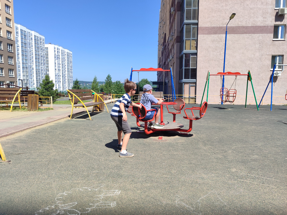 Вадюха пытается раскрутить Пашу так, чтобы его в космос забросило