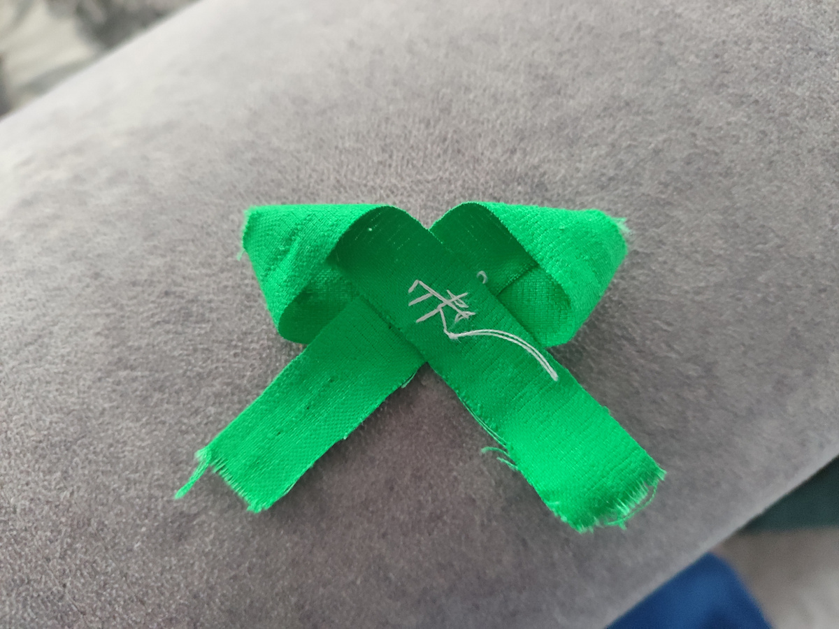 Бантик, там у него сзади ещё липучка, чтобы на одежду лепить