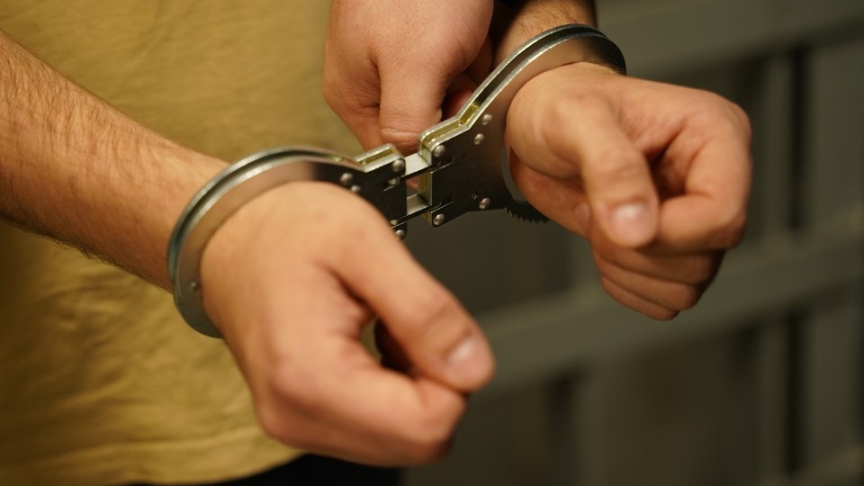 В Кузбассе пенсионер МВД помог задержать мигранта-наркозакладчика