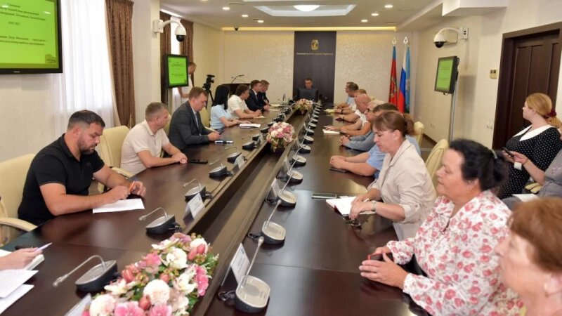     Совещание по теме благоустройства зеленой зоны в границах улиц Ленинградской, Энтузиастов, Антона Петрова (парк им. Ленина). Фото предоставлено пресс-службой Администрации Барнаула.