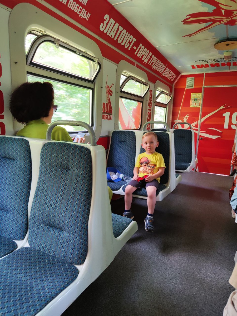 малыш пел веселую песенку про паровозик