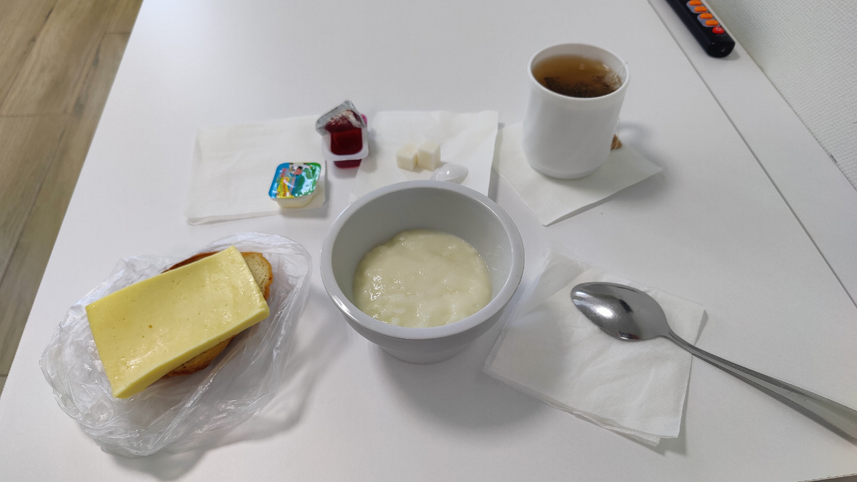 Скромный, но полезный больничный завтрак. Манная каша, бутерброд с сыром, чай с ддемом