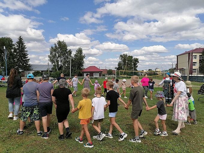 Дети и взрослые водят хоровод