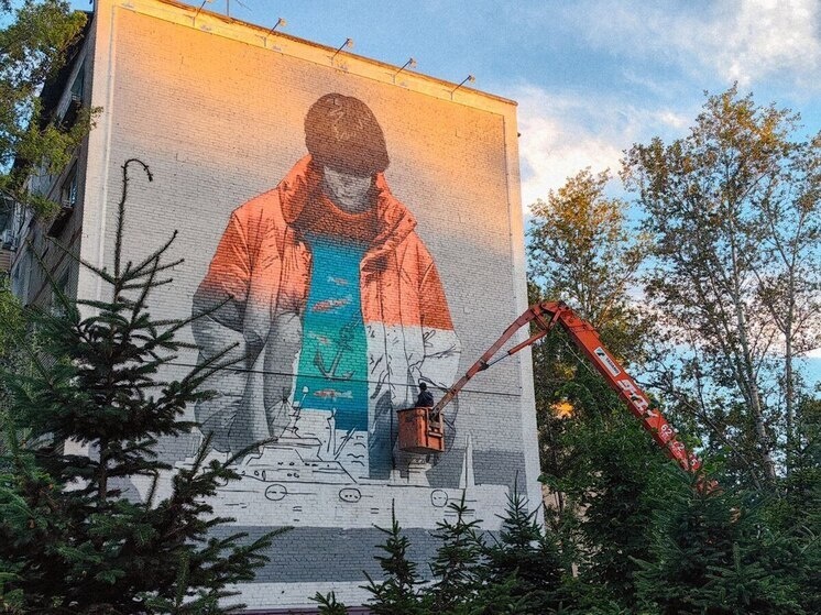     как московский художник оживил стену в хабаровском Авиагородке / Ольга Григорьева