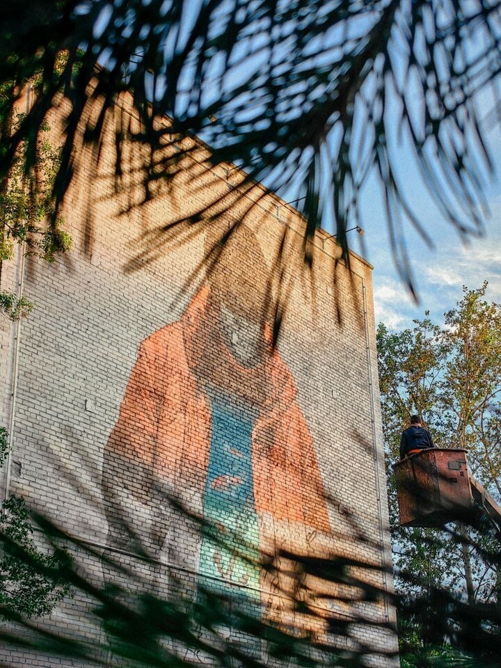     После каждого штриха Антон смотрит со стороны на работу / Ольга Григорьева