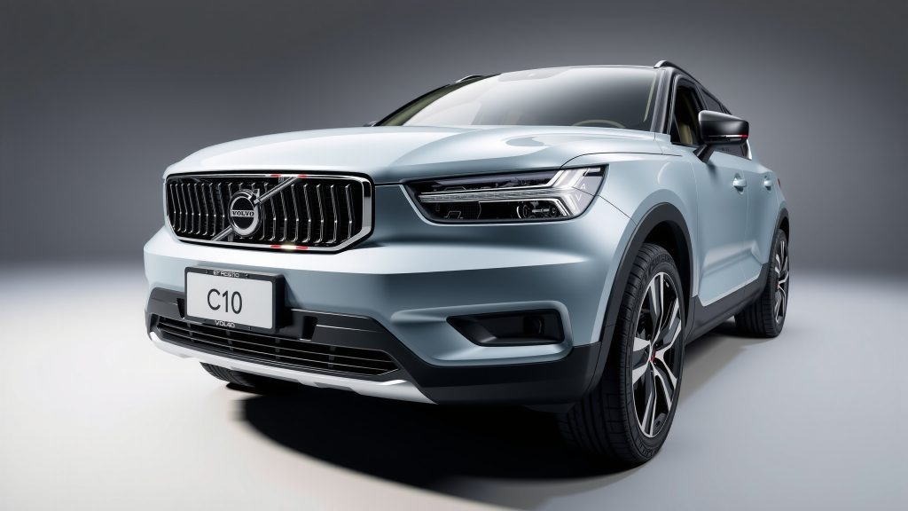    Volvo C40 2025: Как электрокроссовер премиум-оснащением изменит поездки