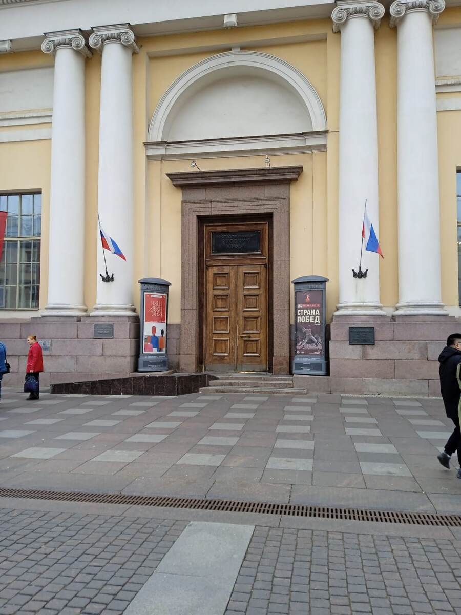 Картины Дейнеки "Оборона Севастополя" на выставке не было. 