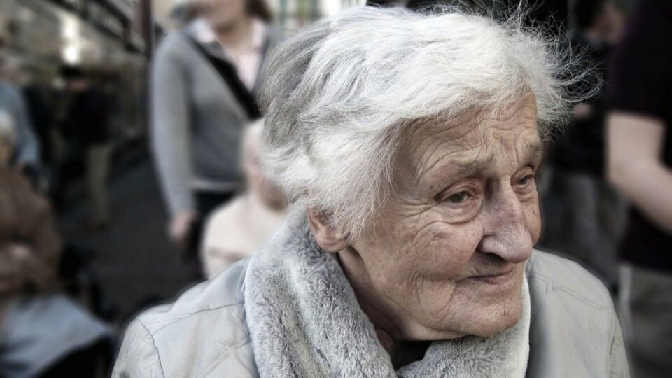    Пожилая женщина. Пенсионеры. Источник: pixabay.com